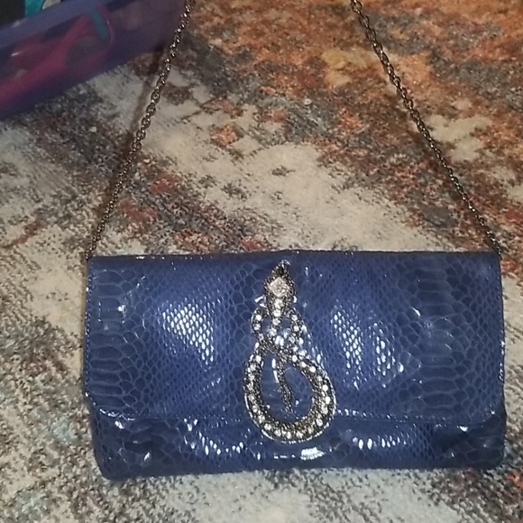 Cold Hearted Clutch w/Rhinestone details - Picture 7 of 7